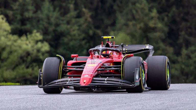 Ferrari y Mercedes asoman en casa de Verstappen