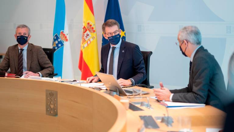 Núñez Feijóo -centro- con Alfonso Rueda -izquierda- y Francisco Conde en el Consello de la Xunta