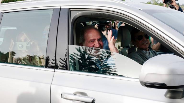 El rey emérito Juan Carlos I saluda a su llegada a la vivienda de su amigo, Pedro Campos. Foto: Álvaro Ballesteros 