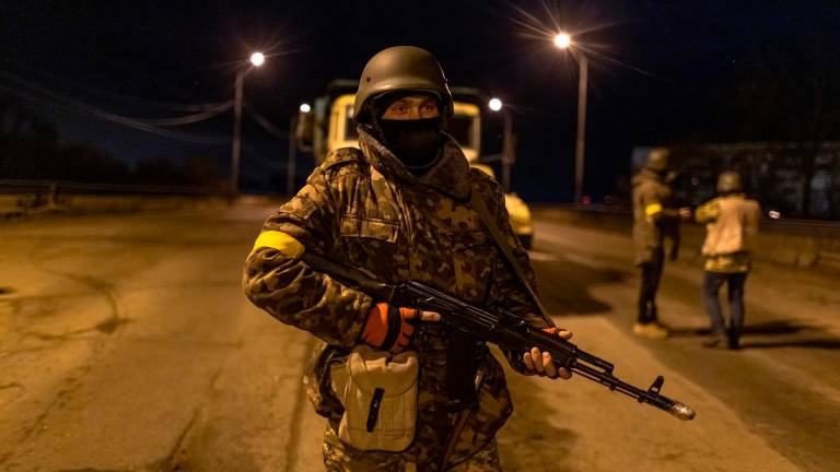 Un soldado ucraniano hace guardia en un checkpoint al este de Kiev. Foto: EFE