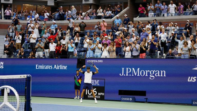 La multitud reacciona a Carlos Alcaraz durante el quinto set contra Stefanos Tsitsipas en el US Open. Foto: Justin Lane