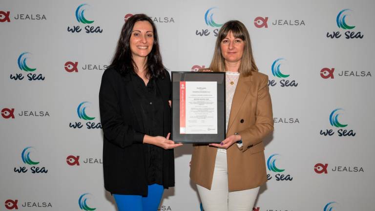 Laura Calvo, representante de Bureau Veritas, izquierda, entregando la certificación a Ángeles Claro, directora de Sostenibilidad de Jealsa y del programa We Sea. Foto: Jealsa