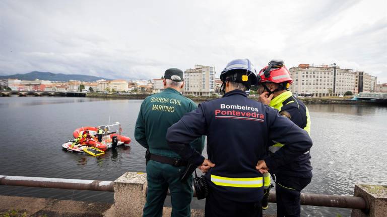 Un guardia civil marítimo y dos bomberos en un dispositivo de búsqueda en la Ría de Pontevedra, a 28 de octubre de 2022, en Pontevedra, Galicia (España). Los bomberos de Pontevedra han desplegado un dispositivo de búsqueda en el río Lérez por un piragüist - Beatriz Ciscar - Europa Press