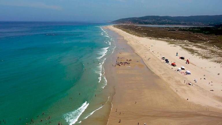 Baldaio. Vista panorámica de la extensa playa carballesa, distinguida como una de las más accesibles de España. Foto: Turismo de Carballo