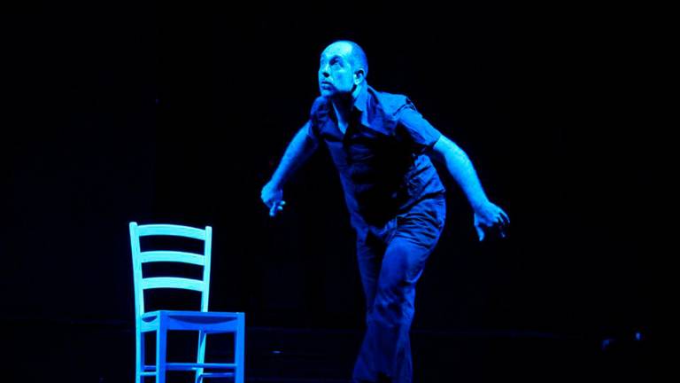 ARTES ESCÉNICAS. Antón Coucheiro durante una representación en un teatro en Perú de su espectáculo de improvisación ‘Múltiple’. Foto: G.