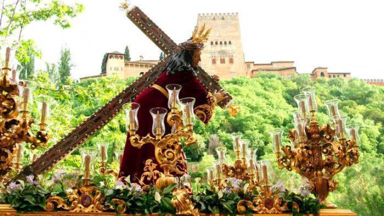 <b>Andalucía</b>. Los pasos de Granada sorprenden por su vistosidad y colorido. La procesión del Cristo de los Gitanos es una de las más sentidas. (Fuente, nationalgeographic.es)