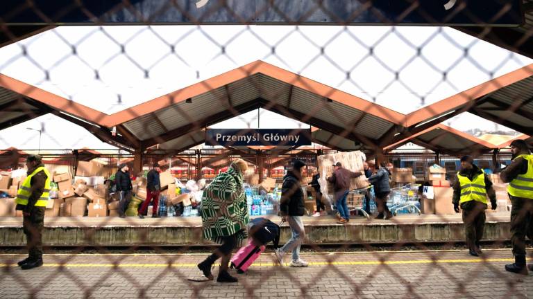 Refugiados ucranianos a su llegada este domingo a la estación de tren de tren de Przemsyl, en Polonia, que se ha convertido en uno de los principales puntos de llegada para los refugiados que huyen de la guerra, más de 150.000. EFE/Borja Sánchez