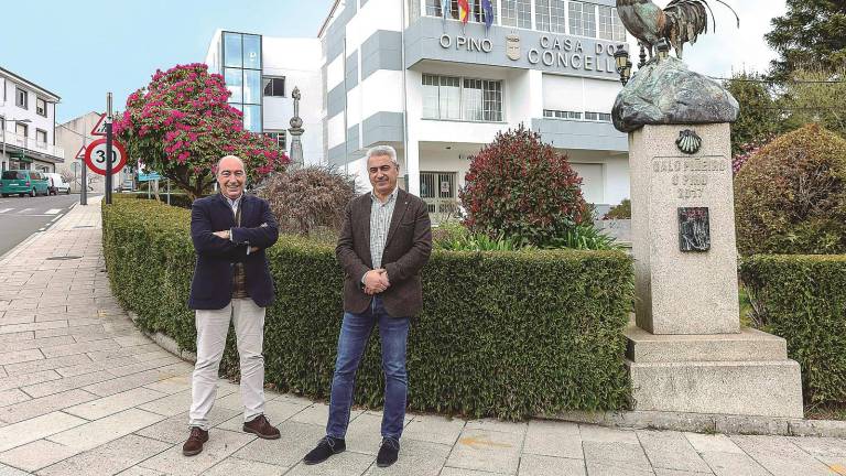 Enrique de Salvador y Manuel Taboada frente a la adecentada casa consistorial de O Pino. Foto: X. G.