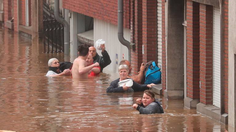 Bélgica, Lieja. Varias personas esperan en una calle inundada en una de las zonas afectadas de Bélgica / Foto: Bruno Fahy/BELGA/dpa 15/07/2021