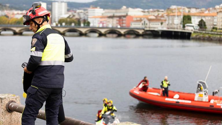 Un bombero en un dispositivo de búsqueda, a 28 de octubre de 2022, en Pontevedra, Galicia. FOTO: Beatriz Ciscar