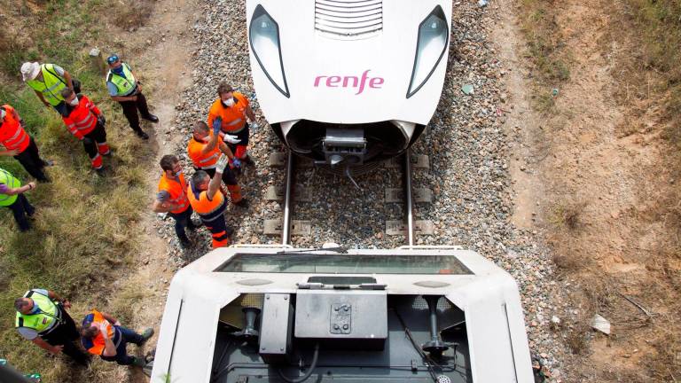 Operarios asisten ayer miércoles al lugar en el que se produjo el descarrilamiento de un tren Alvia en La Hiniesta, Zamora. EFE/Mariam A. Montesinos