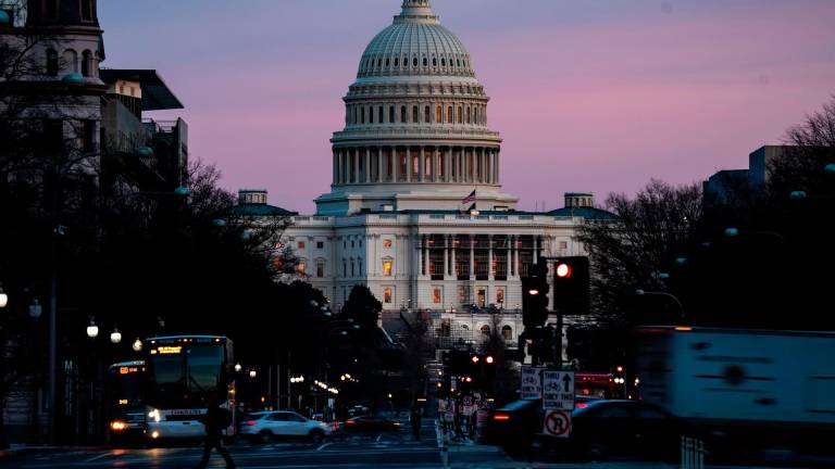 El Capitolio de Estados Unidos cerrado después de que un coche atropellara a dos agentes de Policía