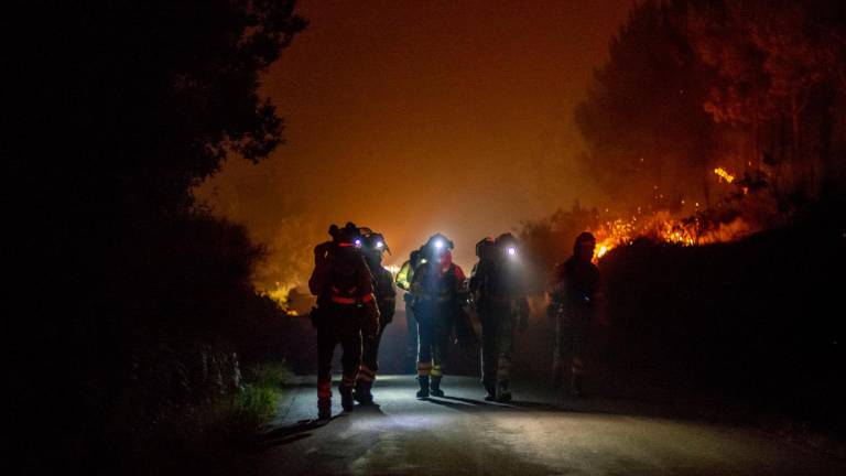 Varios bomberos forestales trabajan en la extinción del incendio de Boiro. Foto: Brais Lorenzo / Efe