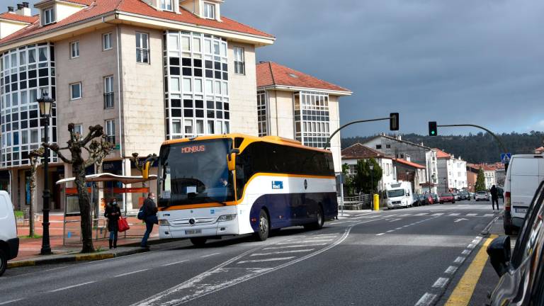 Imaxe dunha parada de autobús en Bertamiráns, punto que busca mellorar o Plan de Mobilidade Urbana Sostible do Concello de Ames. Foto: C .A