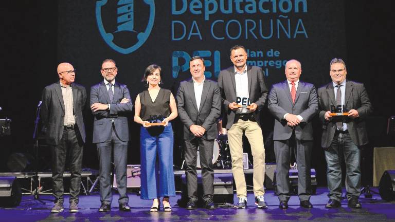 Premiados. Os tres gañadores da V edición dos Premios PEL xunto co alcade de Ferrol (segundo pola esquerda) e o presidente da Deputación, Valentín González Formoso (no centro da imaxe). Foto: Deputación da Coruña