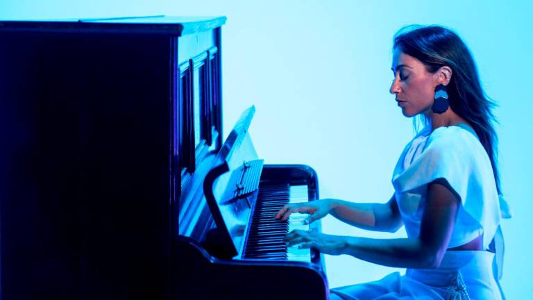 La artista ceense Rocío Caamaño al piano en el videoclip de su nuevo single, titulado ‘Despierto’. Foto: ECG