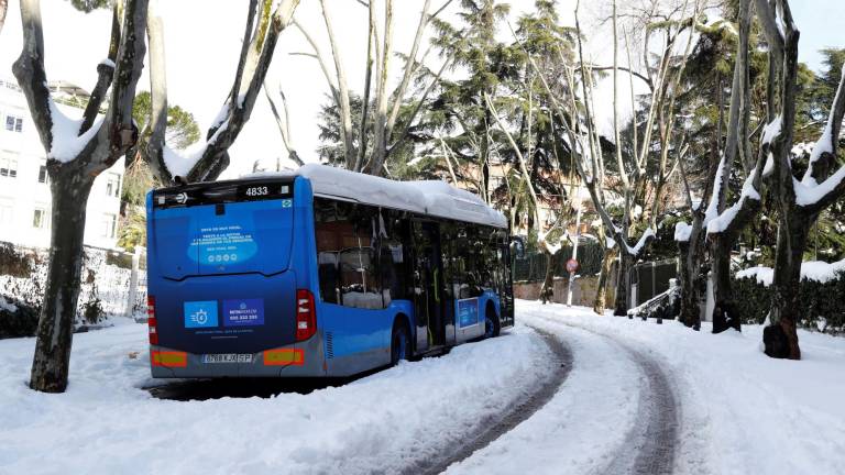 Un autobús de la EMT atrapado en la nieve, este domingo en Madrid, tras el paso del temporal Filomena. EFE/ Ballesteros