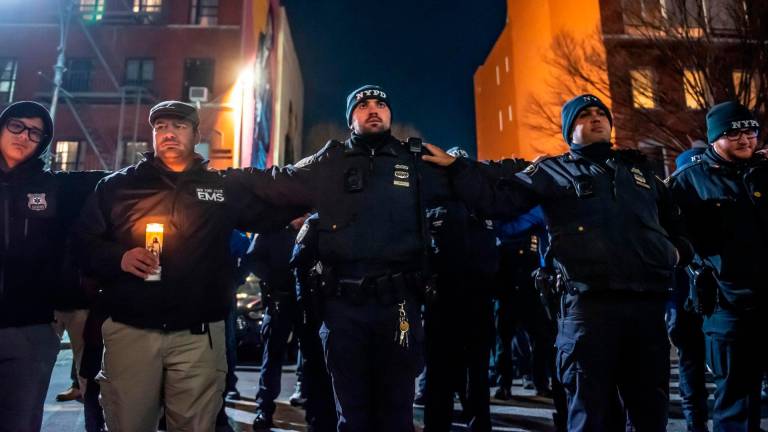 El alcalde Eric Adams asiste a una vigilia por los dos agentes de la policía de Nueva York que han sido disparados, uno de ellos mortalmente, en frente a la 32ª comisaría de Harlem, 22 de enero de 2022. -FOTO: MICHAEL APPLETON