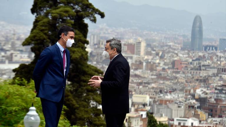 Sánchez charla con el primer ministro italiano, Mario Draghi, en Barcelona. Foto: David Oller/E.P.
