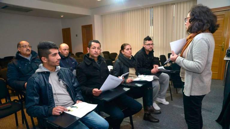 FORMACIÓN. Participantes en un curso de gallego para inmigrantes impartido en Ribeira. F: C.