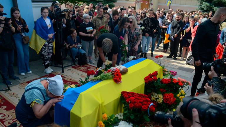 18 de junio de 2022, Kyiv, Ucrania: La gente presenta sus últimos respetos al activista civil, participante de la Revolución de la Dignidad de 2014 y militar de la 93.ª Brigada Mecanizada Separada de Kholodnyi Yar Roman Ratushnyi, de 24 años, que murió luchando contra los invasores rusos cerca de Izium, región de Kharkiv, durante un funeral fuera de la Catedral de San Miguel, Kyiv, capital de Ucrania. FOTO: Evgen Kotenko / Zuma Press / ContactoPhoto /18/06/2022