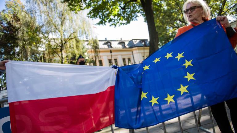 Banderas de Polonia y la UE durante una protesta por la disputa entre Varsovia y Bruselas - ATTILA HUSEJNOW / ZUMA PRESS / CONTACTOPHOTO