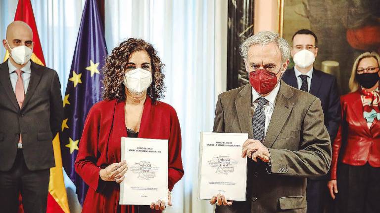 María Jesús Montero y Jesús Ruiz-Huerta en la entrega del documento. Foto: Carlos Luján