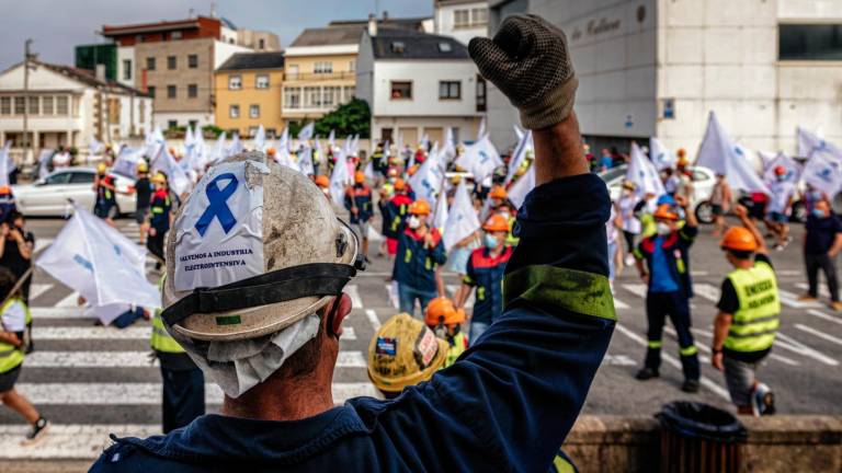 Protesta de los operarios de Alcoa, que van a intensificar sus protestas ante la parálisis en la venta. Foto: Delirio Perezas