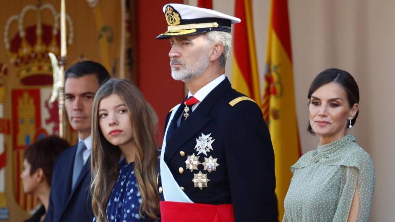 El rey Felipe VI preside el desfile del Día de la Fiesta Nacional, este miércoles, en Madrid, acompañado por la reina Letizia, la infanta Sofía y el presidente del Gobierno, Pedro Sánchez. EFE/ Rodrigo Jiménez