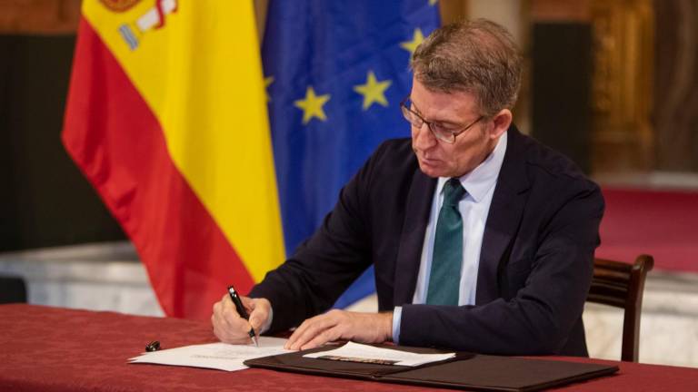 desde cádiz . El presidente del PP, Alberto Núñez Feijóo, firma su “contrato con el país” en el Oratorio de San Felipe Neri. Foto: Efe