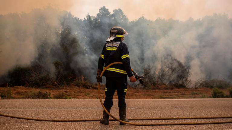 Un bombero trabaja en la zona cercana al incendio de la Sierra de la Culebra // Emilio Fraile / Europa Press 17/06/2022