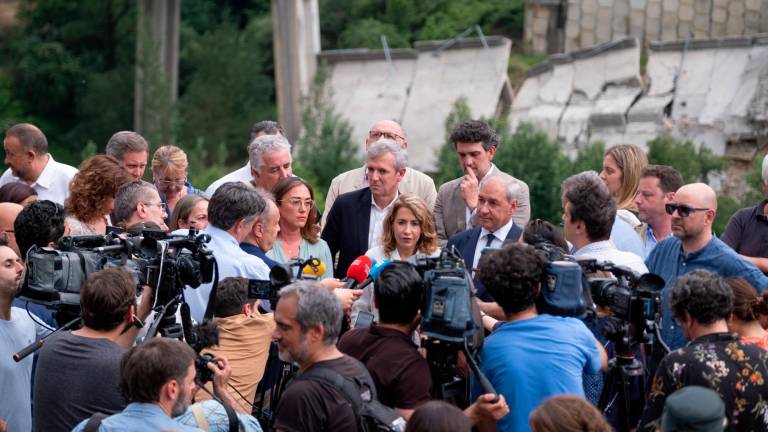 Visita. El presidente de la Xunta, Alfonso Rueda, y la ministra de Transportes, Raquel Sánchez, ayer ante la A-6. Foto: Gallego 