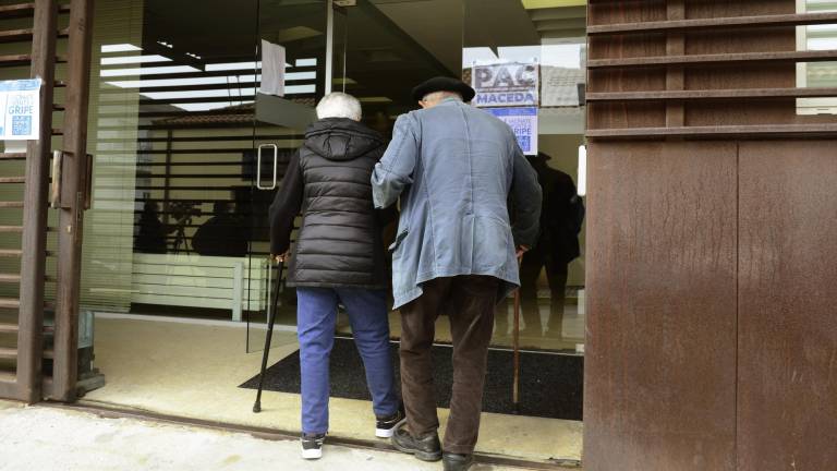 Dos personas mayores entran en un centro de salud en Ourense Foto: Rosa Veiga