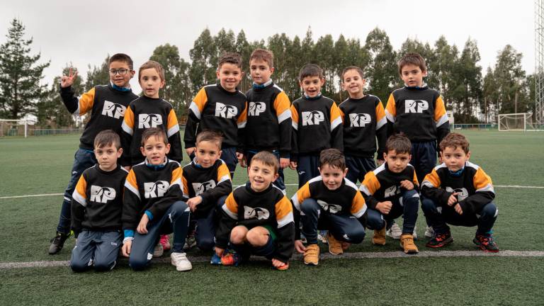 CAMISETAS. Os cativos co RPTeam de Porto do Son coas novas camisetas do festival Rompetiño Jump. Foto: F.R.
