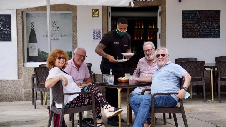 Un grupo de amigos disfrutando esta semana de una terraza en Santiago. FERNANDO BLANCO