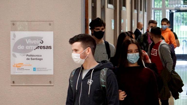 Estudiantes con mascarilla en el centro politécnico de Formación Profesional de Santiago Foto: Fernando Blanco