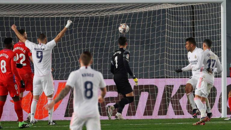 CLAVE Casemiro anota de cabeza el primer gol blanco mientras Benzema ya levanta los brazos. Foto: JuanJo Martín/EFE