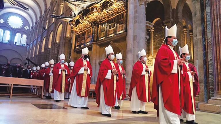 El Cardenal Omella, presidente de la Conferencia Episcopal, y 63 cardenales y obispos también peregrinaron a Santiago Foto: A. H.