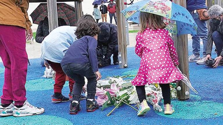 Niños depositan flores en el parque donde el presunto agresor se llevó al pequeño asesinado. Foto: Iñaki Berasaluce/E.P.