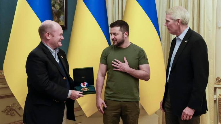 El presidente de Ucrania, Volodimir Zelenski, recibe la Medalla de la Libertad. FOTO: @CHRISCOONS