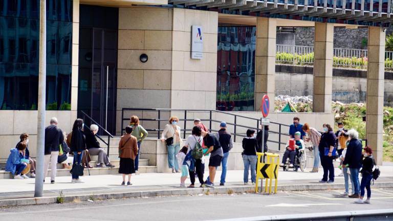 Colas de contribuyentes aguardando turno en la última campaña del IRPF ante la sede de la AEAT en Santiago. Foto: F. Blanco