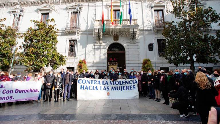 Minuto de silencio ante el ayuntamiento de Granada. Foto: E.P.