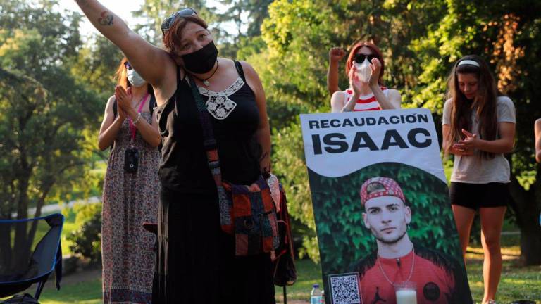 Ángeles, madre de Isaac, participando en una concentración en su recuerdo. Foto: Isabel Infantes/E.P.