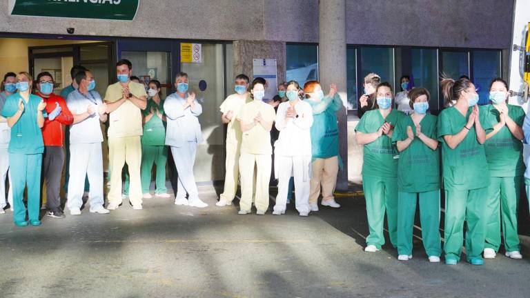 Homenaje. Aplausos para el personal sanitario y miembros de las Fuerzas de Seguridad y Protección Civil, en la entrada de urgencias del Hospital Clínico de Santiago . Foto:ECG