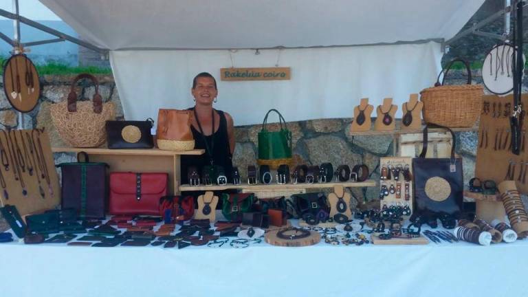 PUESTOS. Un puesto de artesanía del mercado Marusía en la pasada edición. Foto: Ralekúa