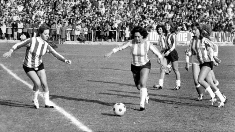 3-1-1971. Lola Flores se dispone a golpear el balón, seguida de su hermana Carmen, durante el partido de fútbol entre artistas folclóricas y finolis.