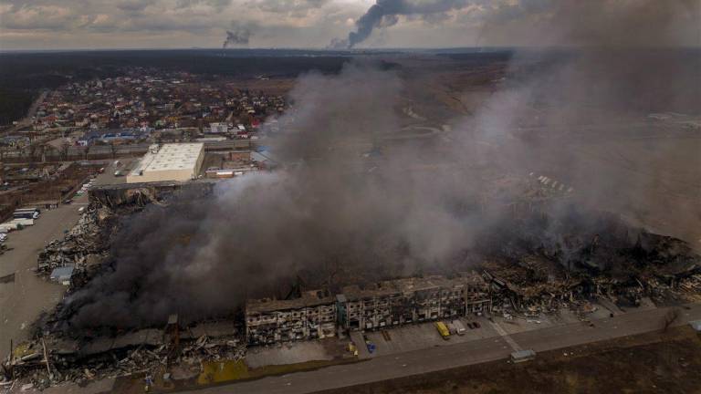 Una fábrica y una tienda arden tras ser bombardeadas en <a rel="nofollow" href="https://en.wikipedia.org/wiki/Irpin" target="_blank">Irpin</a>. (Fuente, www.nationalgeographic.com.es/fotografia)