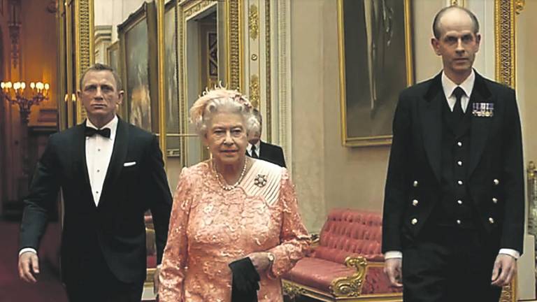 La monarca hizo historia en la gala de inauguración de los Juegos Olímpicos de Londres participando en un divertido sketch junto a 007.