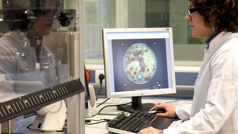 Una investigadora trabaja en el laboratorio, en la procura de un fármaco contra el coronavirus.