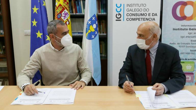 Manuel Heredia, izquierda, firma con Alejandro Otero, presidente de Fegaus, el acuerdo de colaboración. Foto: X. G.